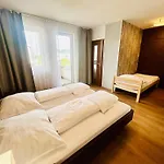 Villa Many Separate Rooms With Free Parking Praha 4 Libus